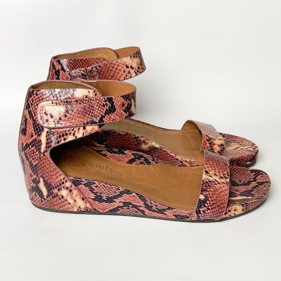 Gentle Souls By Kenneth Cole Gianna Sandal Pink Snake Print  11 - Picture 1 of 8